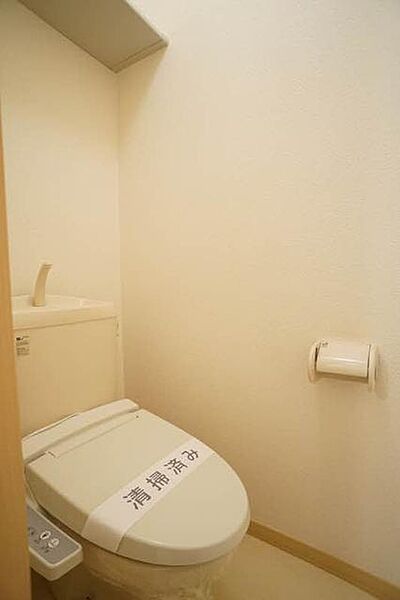 画像10:暖房洗浄便座付トイレです。上部に収納棚も付いてます。