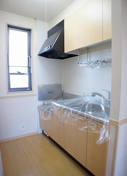 画像7:【キッチン】大きめの窓付きで明るく換気のしやすいキッチンです。
