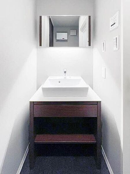 画像11:【洗面台】ハイグレードなホテルタイプの洗面台。洗面ボールの下はおしゃれなキャビネットタイプです。