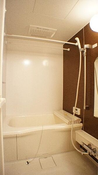 画像13:■浴室■　サーモスタット水栓に加え24Ｈ換気システムを備えています♪壁のアクセントパネルが印象的に♪