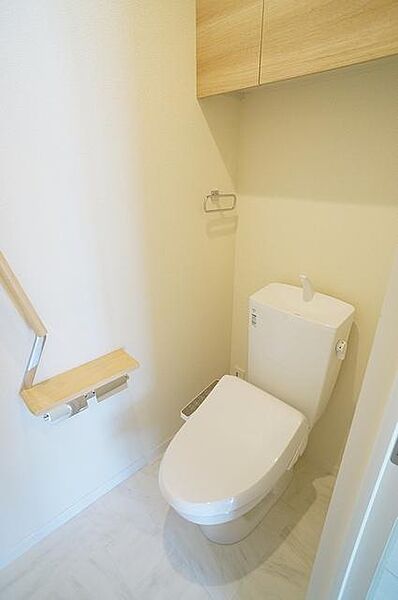 画像13:トイレの背面には衛生用品のストックに便利な扉付きの収納棚を用意しています。
