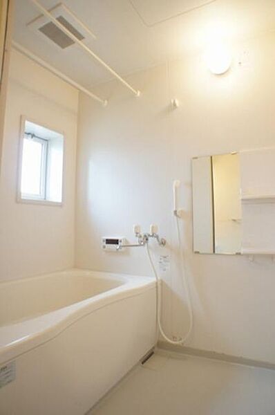 画像14:■浴室■　追いだき機能付きの浴室です。上部には物干しバーがついていて、換気用に小窓がついております。
