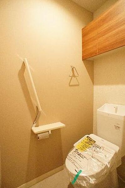 画像11:【トイレ】洗浄機能付暖房便座です！上部には空間を利用しトイレットペーパー等をストックできる棚が付いています♪