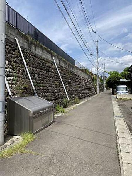 画像29:ゴミ置き場、物件前道路