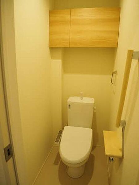 画像18:トイレは多機能便座仕様。手すりもあるのでご年配の方でも安心して使えます。