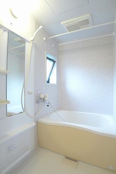 その他画像：【浴室】窓があり換気に便利そうです。
