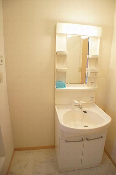 画像11:洗面室☆洗面台の横はちょっとスペースがあるので小さな収納が置けますよ☆洗濯機置き場は洗面台の向かいです。