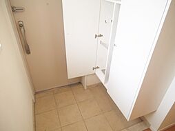 傘なども入る靴箱のある広々玄関！
