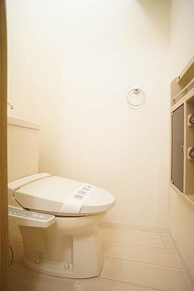 画像10:【トイレ】暖房洗浄便座・タオル掛け・棚収納の付いたトイレです！便座に暖房機能がございますので、冬でも暖かくご利用頂けます♪