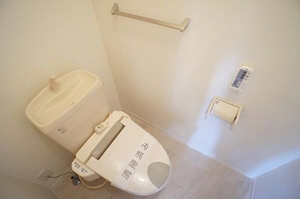 その他画像：【トイレ】温水洗浄暖房便座付き☆冬でも便座が冷たくならないですよ♪上部に棚もあるので、トイレットペーパーなど収納出来ますよ♪♪
