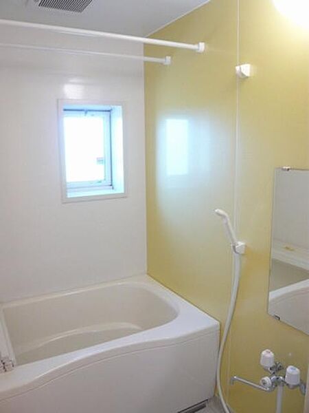 画像5:浴室です！カラー壁面採用で爽やかなイメージ☆追い焚き機能付きです♪