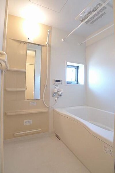 画像11:【浴室】小窓がついているので換気に便利です◎追焚機能に加えて浴室乾燥暖房機つきですので、快適なバスタイムをお過ごしください☆