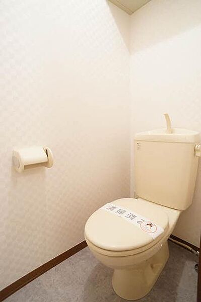 画像4:【トイレ】デザインクロスを採用し、清潔感ある空間に仕上げております。