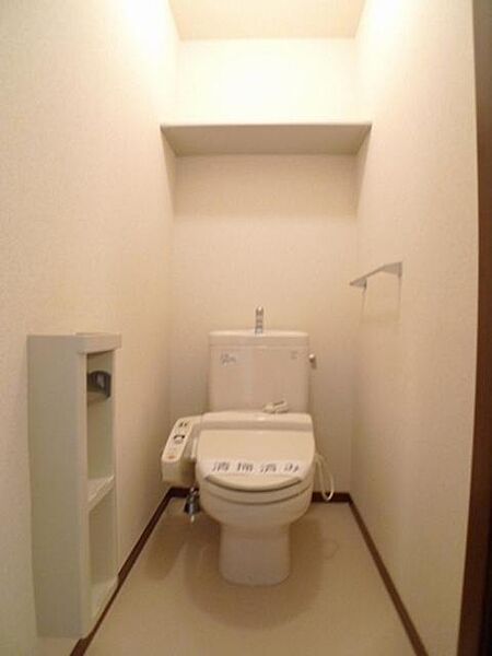 画像14:【トイレ】洗浄便座付きのトイレ♪ツールボックスやタオルハンガー、上部棚など・・・細かいですがうれしい設備が整っています☆