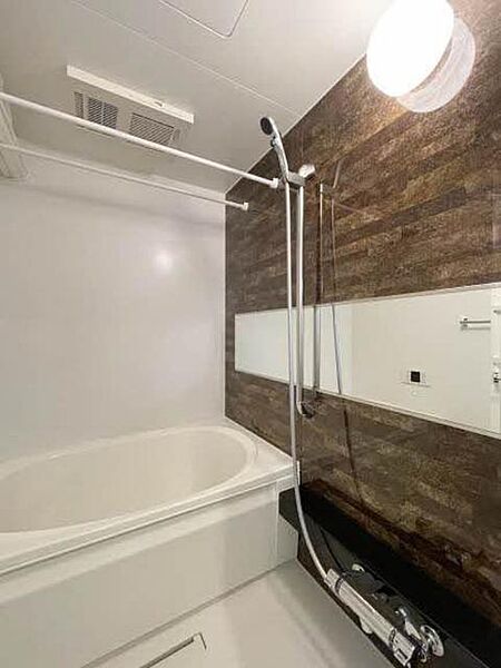 画像12:ＵＢ】1318サイズの浴室は、洗い場もしっかり確保できているので、立ったり座ったりの浴室内動作も、スムーズです。花粉シーズンや梅雨にも大活躍の浴室乾燥機付きです。