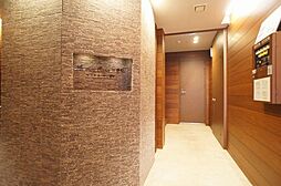 高級感の感じられるエントランス内！共用廊下・階段を屋内に配置し「ホテルライク」な住まいを演出します。