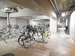 駐輪場は広く、地下で雨風を防ぎます！