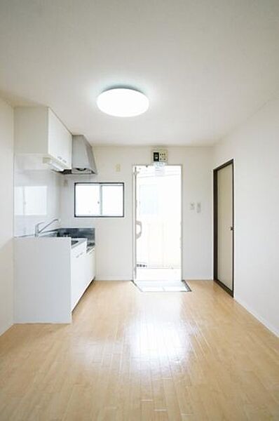 画像12:■白を基調としたキッチン／横に窓がありますので換気もできます☆