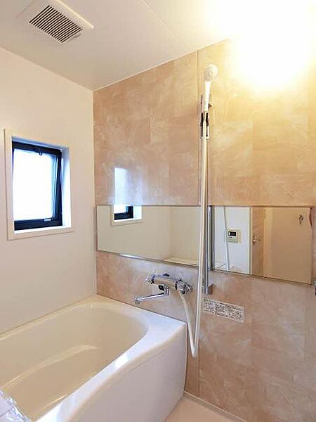 画像6:【浴室】スタイリッシュなバックパネルに大型のミラー♪　機能性とデザイン性を兼ねた浴室です♪　小さいお子様の入浴に便利なワンクリックシャワーです☆