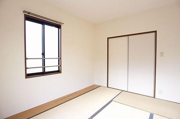 画像8:【和室】和室は南向きなので日当たり良好です。お子様の遊び場にも良いですね。