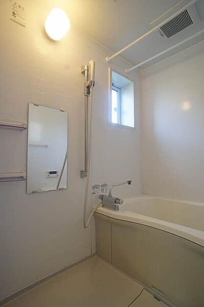 画像9:【浴室】機能充実の浴室！嬉しい追い焚き可能なお風呂、温度調整楽々のサーモスタッド水栓、日当たり・換気に活躍する小窓等々が揃った仕様になっています！