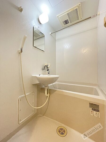 画像21:鏡付きの使いやすい洗面です。浴室一体型タイプ。