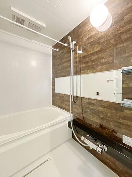 画像9:【浴室】1318サイズの浴室は、洗い場もしっかり確保できているので、立ったり座ったりの浴室内動作も、スムーズです。花粉シーズンや梅雨にも大活躍の浴室乾燥機付きです