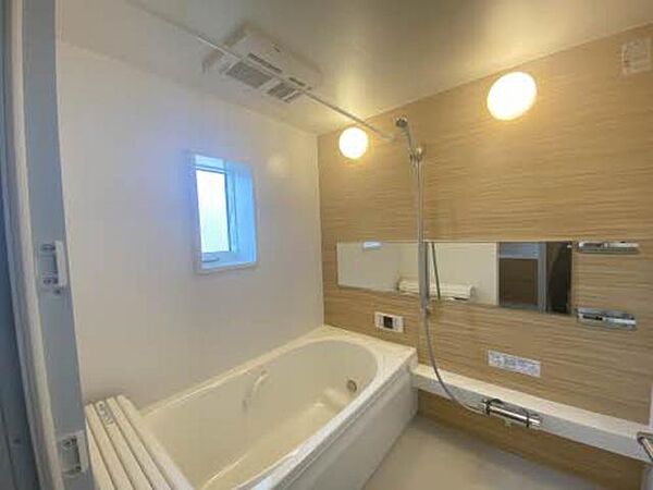 画像4:清潔感溢れる浴室空間です♪大きな浴槽で快適な入浴♪
