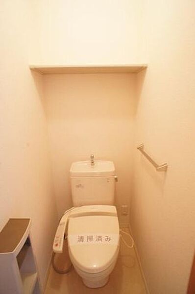 その他画像：■トイレ■　温水洗浄暖房便座付のトイレです。上部にはトイレットペーパーなど保管できる棚がついております。