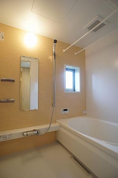 画像9:追い焚き機能付きの浴室です！！温度調節可能なサーモスタット水栓付！！上下に移動が可能なスライドバー付です！！