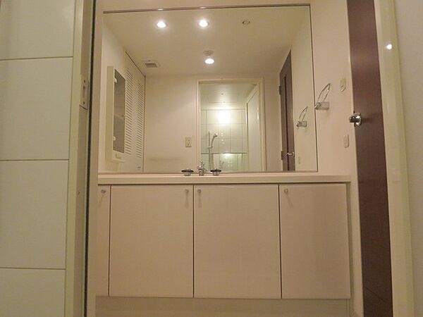 画像10:大きな鏡のついた綺麗な洗面台で身支度がはかどります♪