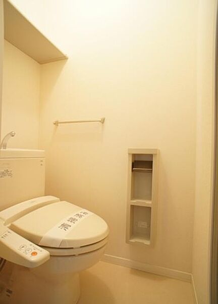 画像14:【トイレ】洗浄機能付き便座！便利な収納棚も付いています！