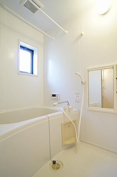画像8:■浴室■1日の疲れを取るお風呂は白を基調とした清潔感ある浴室。小窓付きで換気にも便利です。