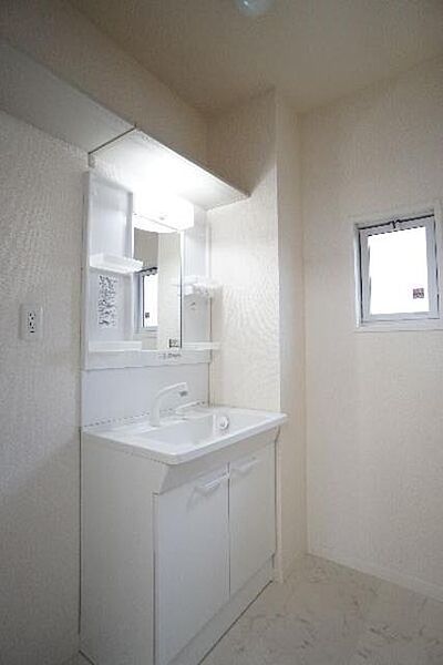 画像7:鏡の両脇に収納スペースを確保した洗髪洗面化粧台は、水栓がリフトアップするので洗髪もラクラク♪上部には棚があるので、掃除用品等の収納にも便利♪