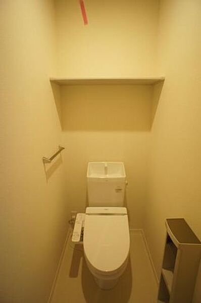 画像10:【トイレ】今や老若男女に必須アイテムの洗浄機能付暖房便座です！上部には空間を利用しトイレットペーパー等をストックできる棚が付いています♪