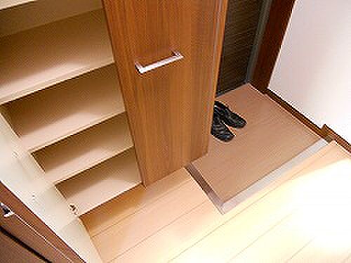 画像8:靴箱も高さがあり収納力がございます。　　　　　　靴が多い方でも安心。　すっきりした玄関で使用できます。