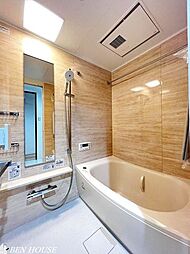 [風呂] 浴室・窓付きで明るく、清潔感がありお手入れもしやすいバスルームです。便利な追い焚き機能や浴室換気乾燥暖房機も付いています。