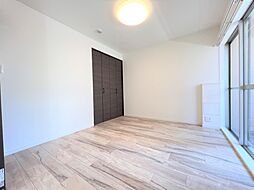 [内装] 約5帖の洋室です。収納スペースもあるのでお部屋を有効的に使うことが出来ます。