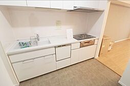 [キッチン] 吊戸棚も付いているので、食器や調理器具もたくさん収納できます。