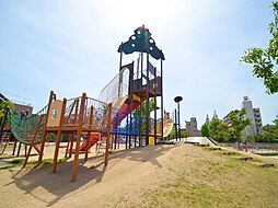[周辺] 小田公園　450m　軟式野球場、大型滑り台や砂場や遊具などがある広々した公園。夏に賑わうじゃぶじゃぶ池もあります。 