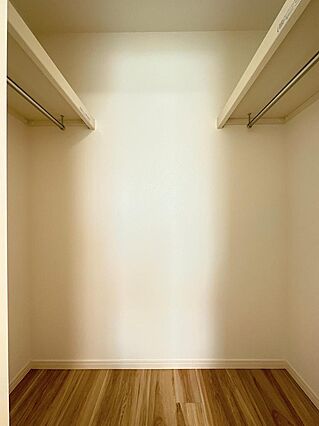 南側洋室のウォ...