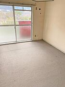 部屋は南向きバルコニー側に面しており、日当たり良好です。