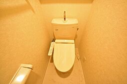 [トイレ] 温水洗浄機能付き便座を標準装備。清潔で快適な空間を演出します。 