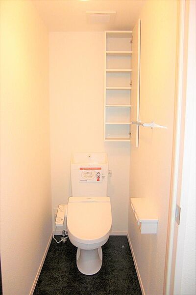 画像25:ウォシュレットトイレです。便利な収納ボックス付きです。
