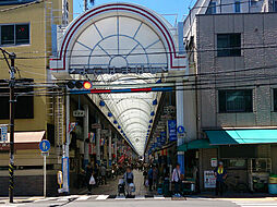 [周辺] 横浜橋商店街まで834m、活気のあるアーケード商店街です。酉の市の時期や年末には大変な賑わいを見せます。