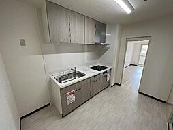 [キッチン] 吊り戸棚もあり、調理器具もスッキリ片付きますね。