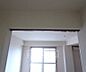 リビング/ダイニング：カーテン掛けられます。