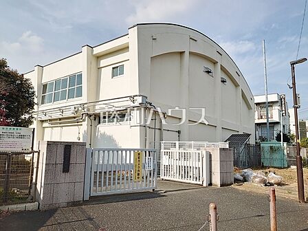 稲城市立稲城第一中学校 (908m)