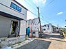 外観：接道状況および現場風景　【東村山市秋津町3丁目】 生活に溶け込むシンプルなデザインの外観が魅力の新邸です。