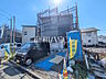 外観：現場風景　【日野市石田1丁目】 順調に工事が進んでいます。実際の街並みの様子が段々見えて参りました。ぜひ実際に現地をご見学下さいませ。　